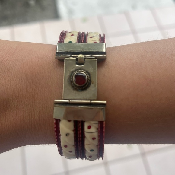 🆕 AMAZING Vintage OOAK Hand Carved Bone, Celluloid, & Garnet Hinged Bangle - Picture 1 of 11